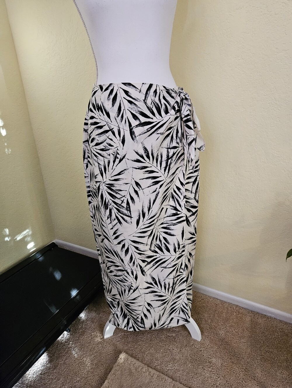 DUE Per DUE 100% Sill Black and White Leaf Print Wrap Skirt Sz 8